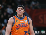 记者：上海男篮外援弗格已经抵达上海 洛夫顿将于明天到沪
