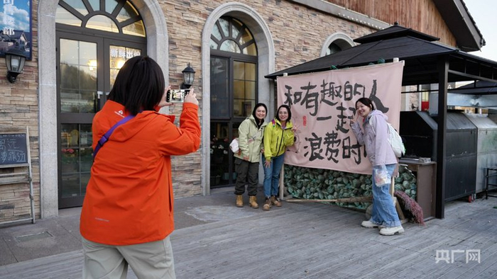 游客在风情街打卡  （央广网发  董发勇  摄）