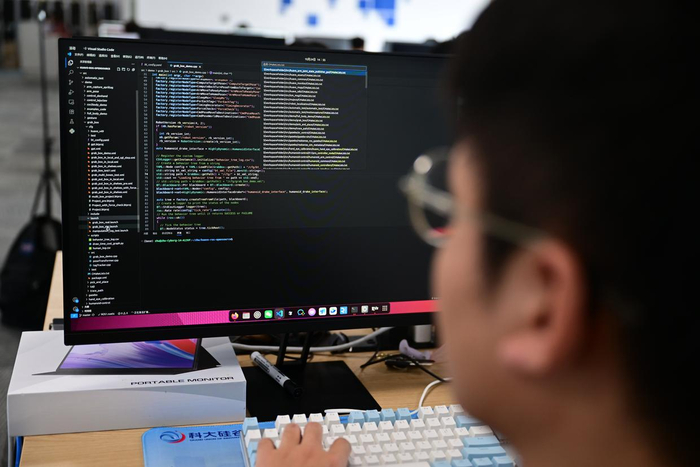 张鸿伟编写和调试代码