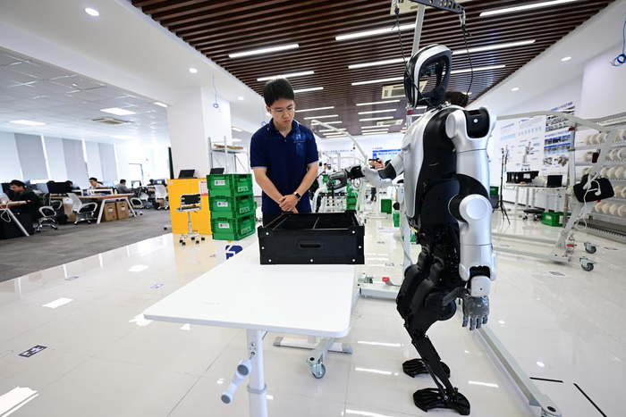 人形机器人抓取零件测试