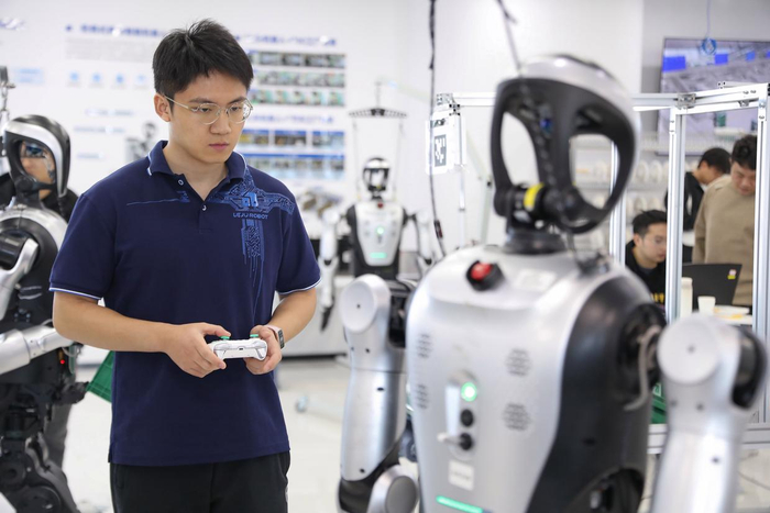 张鸿伟操控人形机器人，准备进行测试