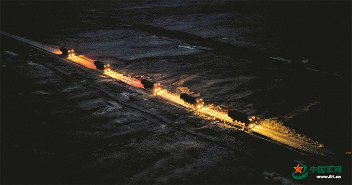 　　战车在夜幕下快速机动。