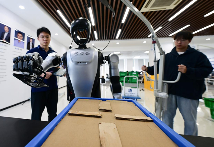 张鸿伟观察机器人抓取零件测试