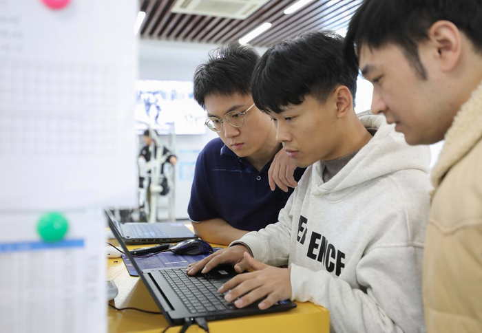 张鸿伟和同事一起研究运行数据