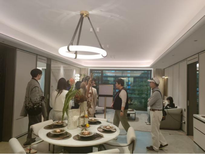 样板间内，几组客户在同时看房。摄影/王文彤