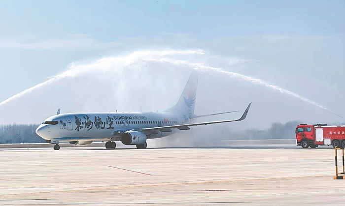 11月12日，亳州机场用水门仪式欢迎首航航班。