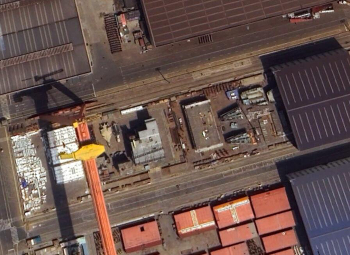 出现在2024年5月卫星图片中，被认为是“飞行甲板分段”的物体