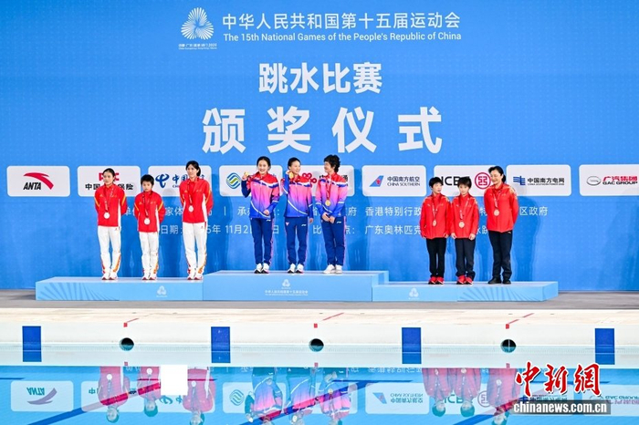 女子双人10米跳台颁奖典礼 中新社记者 陈骥旻 摄