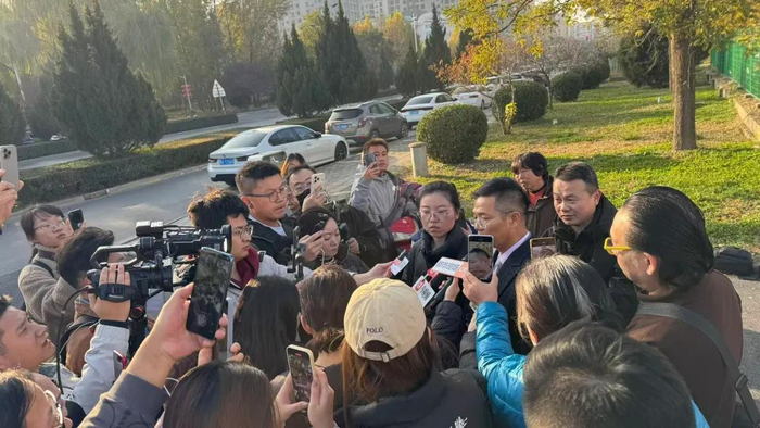 11月13日上午开庭前，被告人女儿和被告人辩护律师在法院门口接受媒体采访。