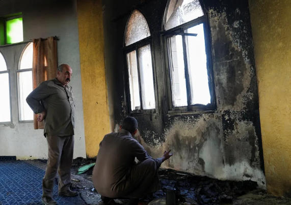 △約旦河西岸遭焚燒的清真寺內燒焦的墻面