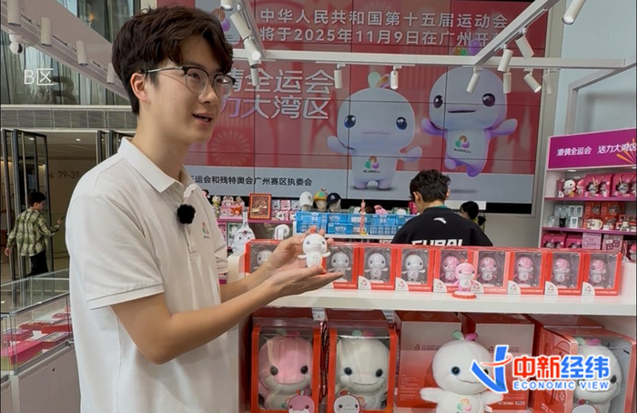 元隆雅图广州佳兆业店负责人王国挺介绍旋转手办 中新经纬郑铮摄