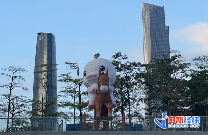 广州塔地铁站出口“骑马大湾鸡” 中新经纬陈俊明摄