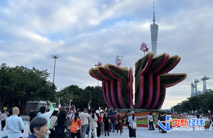 游客和市民排队拍照 中新经纬陈俊明摄