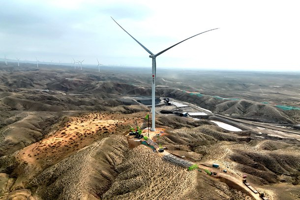 全国首个吉瓦级“沙戈荒”风光同场项目首吊完成