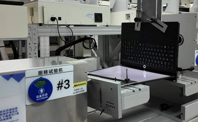联想拯救者Y7000P 2025 AI元启正在接受质量测试。图片来源：界面新闻记者摄