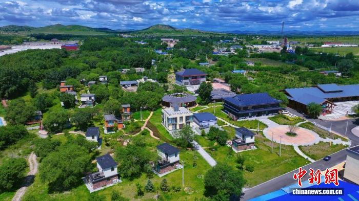  资料图。图为科右中旗代钦塔拉苏木“枫叶红了”度假民宿。　科右中旗文化旅游体育局供图