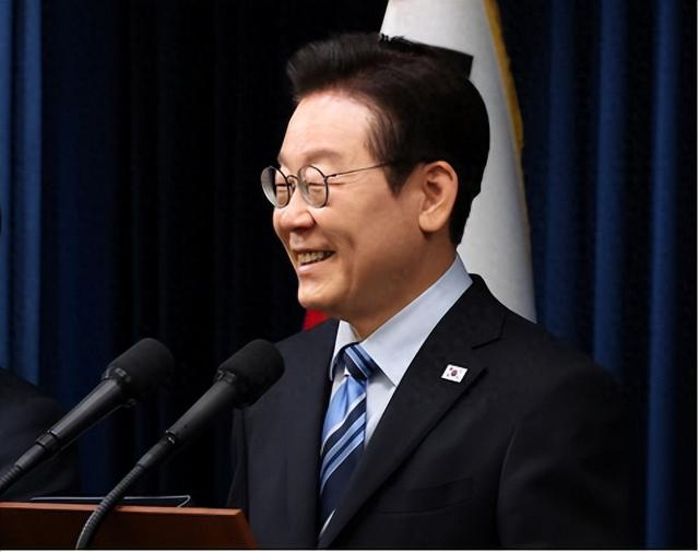 14日，李在明在新闻发布会上发表讲话 图源：韩媒