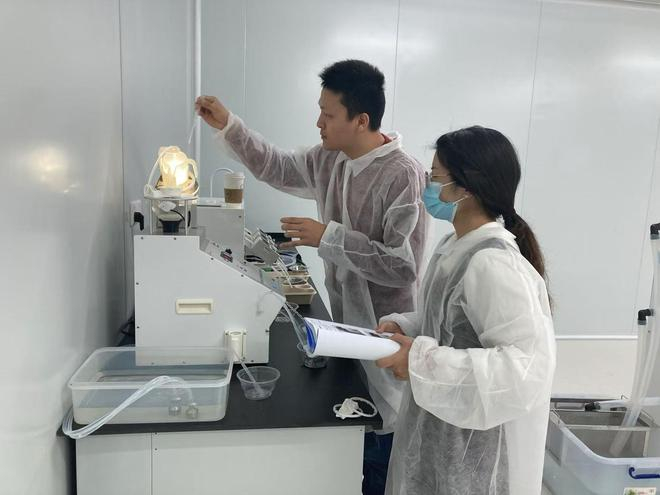 ▲张东京正在做实验 受访者供图