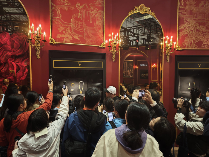 图为第八届进博会上的珠宝品牌V MUSE展区（记者 杨溢仁摄）