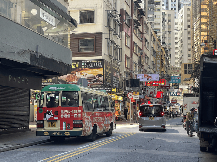 ▲香港巴士上的晨光广告