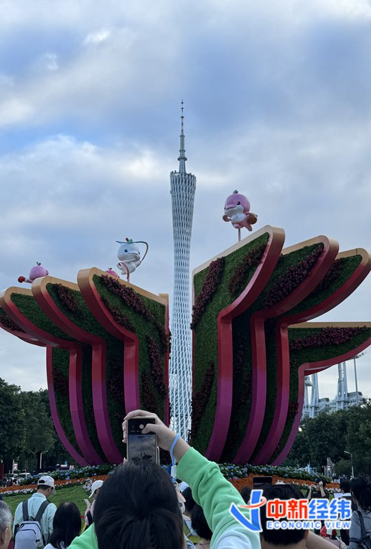 游客和市民排队拍照 中新经纬陈俊明摄