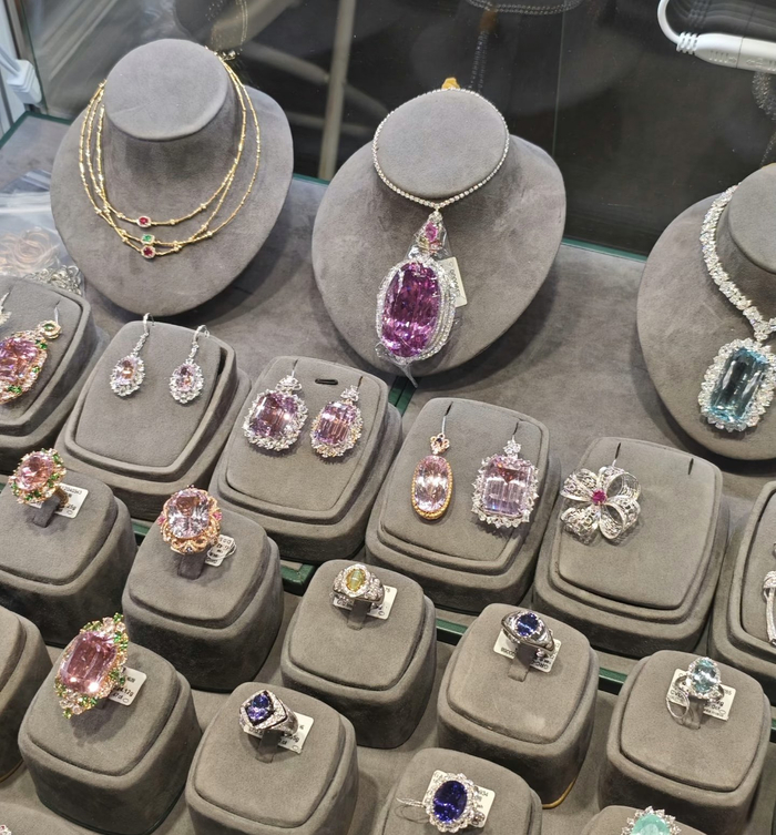 图为第八届进博会上的珠宝交易展台（记者 杨溢仁摄）