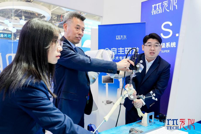 图文:专家体验首个针对骨科手术应用场景完全自主研发的专用机械臂