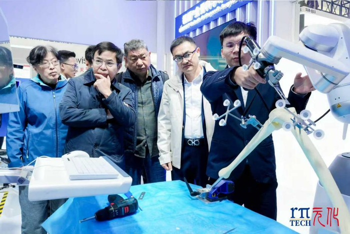图文:首个针对骨科手术应用场景完全自主研发的专用机械臂演示截骨