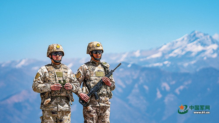 　　官兵正在站岗执勤。方 润摄