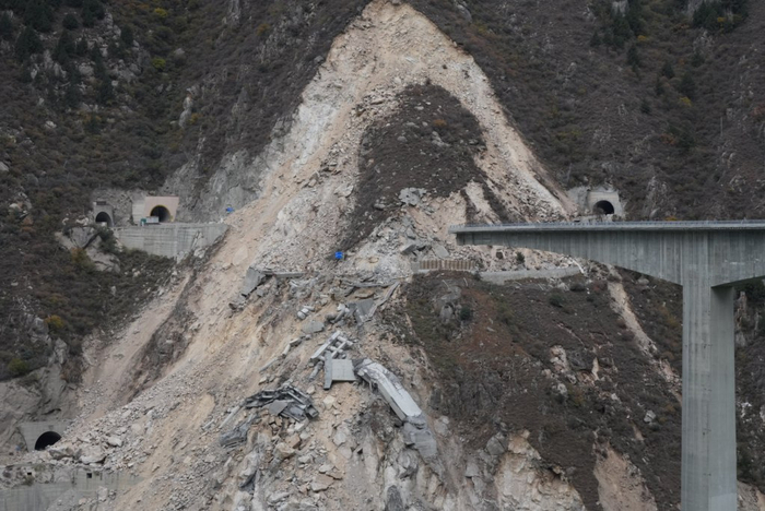 边坡垮塌致红旗桥引桥被毁。本文图片均为 澎湃新闻记者 胥辉 摄