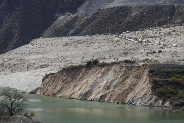 双江口库区蓄水之后，周边边坡坍塌偶有发生。