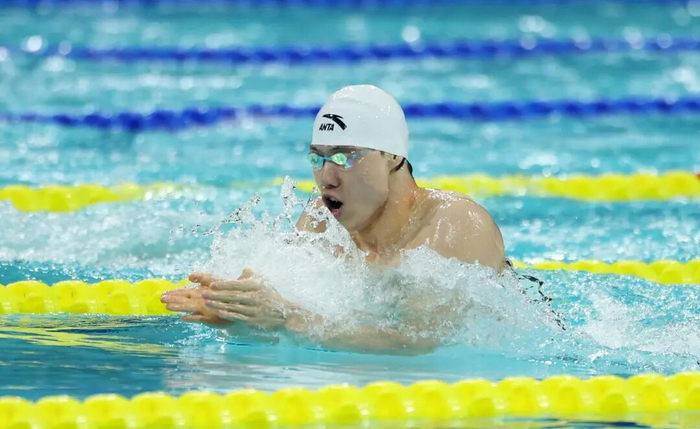 △男子100米蛙泳决赛，覃海洋夺冠。