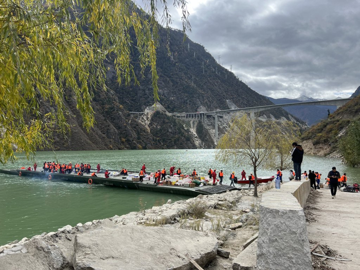 　施工人员开始撤离工地。