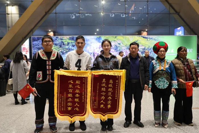 ▲民警和张先生及家属合影