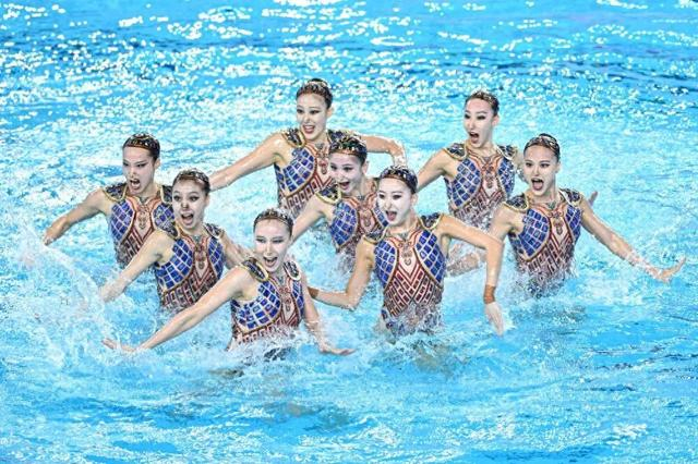 北京体育大学队选手在集体技巧自选比赛中