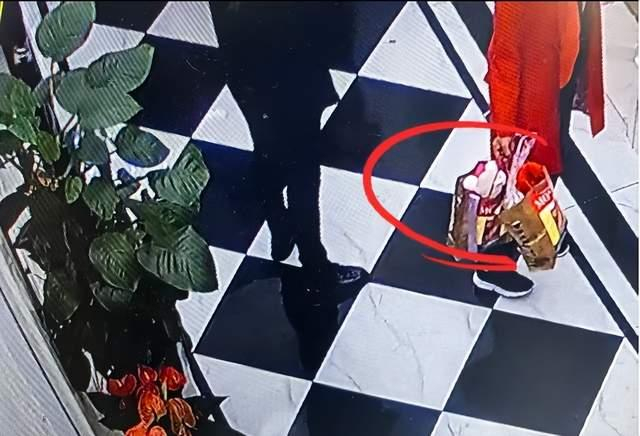 婚宴散席后回收喝剩茅台，主家多次追要在酒店窗帘后找到3箱，酒店否认服务员藏匿，双方已报案