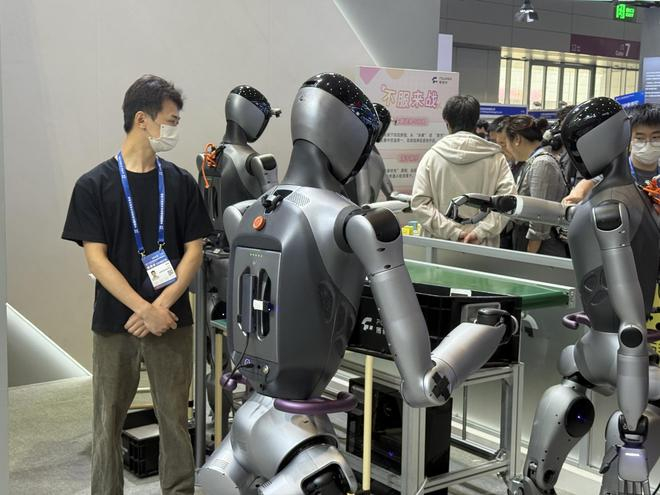 机器人现场操作  图片来源：每经记者 黄婉银 摄