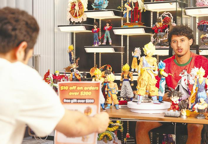 鄂州跨境电商产业园，来自巴基斯坦、摩洛哥的主播们在向美国粉丝推介Cosplay手办。（湖北日报全媒记者 薛婷 摄）