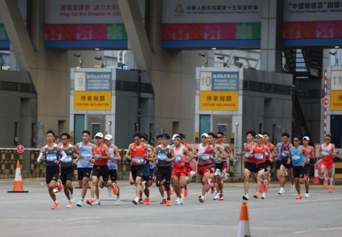 图为参赛运动员经深圳湾口岸进入香港赛段