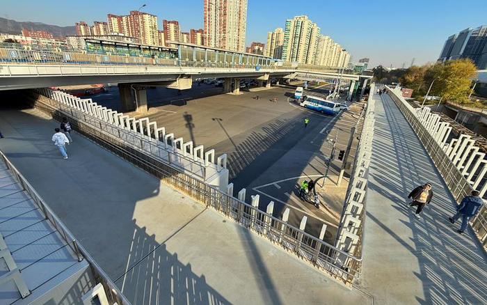 石景山区金安桥路口建设“口”字形天桥，方便市民通行。新京报记者 王贵彬 摄