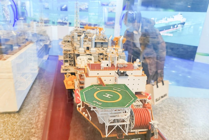 11月14日，2025大连航商大会现场展示的船舶制造新成果（央广网记者 刘培俊 摄）