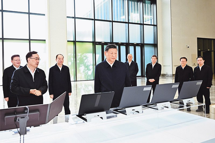  2025年11月7日至8日，中共中央总书记、国家主席、中央军委主席习近平在广东考察。这是8日上午，习近平在广州察看广东科技创新和产业创新融合发展成果展示。 新华社记者 燕雁/摄