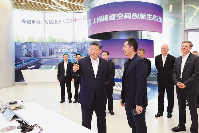 2025年4月29日，中共中央总书记、国家主席、中央军委主席习近平在上海考察。这是习近平在位于徐汇区的上海“模速空间”大模型创新生态社区，察看大模型产品展示。 新华社记者 王晔/摄
