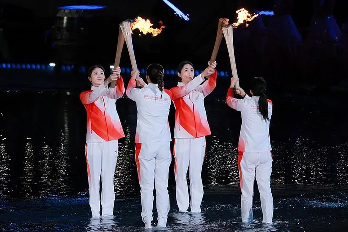 △十五运会开幕式，王柳懿 /王芊懿担任火炬手。