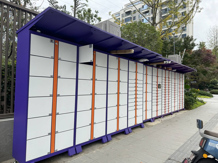 印悦府小区外新增的快递柜。