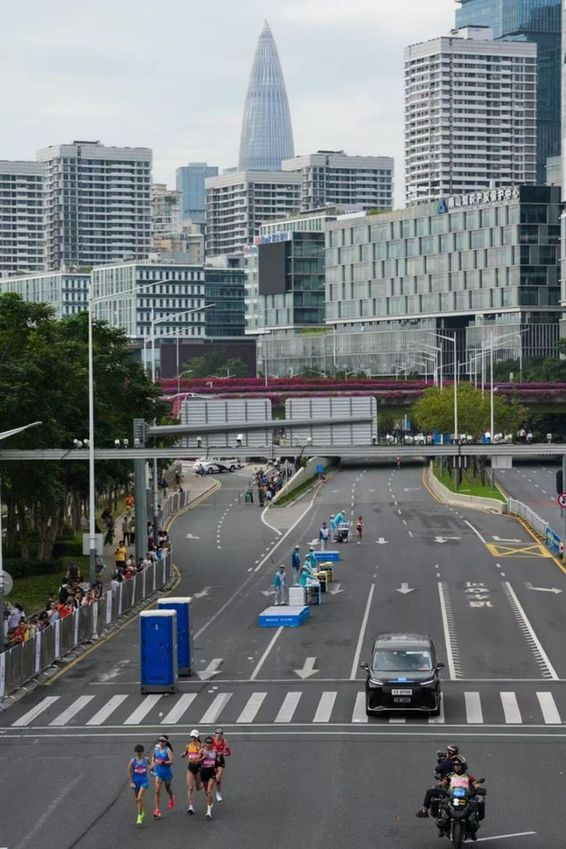 图为比赛中，背景是深圳地标建筑“春笋”大厦。