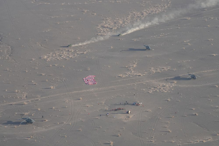 ↑11月14日，载着神舟二十号航天员乘组的神舟二十一号载人飞船返回舱在东风着陆场成功着陆。新华社记者李明刚 摄