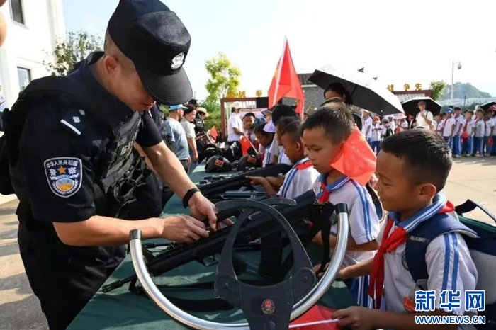 民警向学生展示装备（资料图）。新华网发（临沧边境管理支队供图）