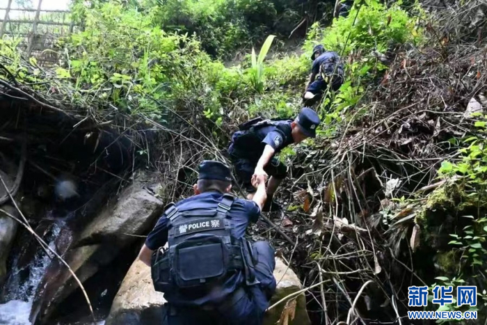 民警巡逻（资料图）。新华网发（临沧边境管理支队供图）