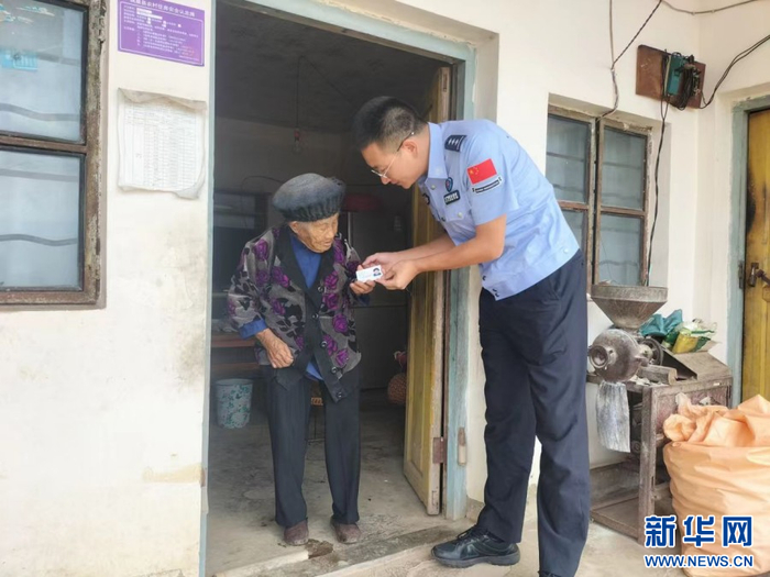 民警帮助老人办理身份证（资料图）。新华网发（临沧边境管理支队供图）